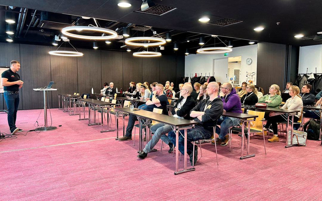 Ensihoitajat kokoontuivat Ouluun tabis- ja kyytipäiville – Tieliikennepelastamisen teemat kiinnostavat