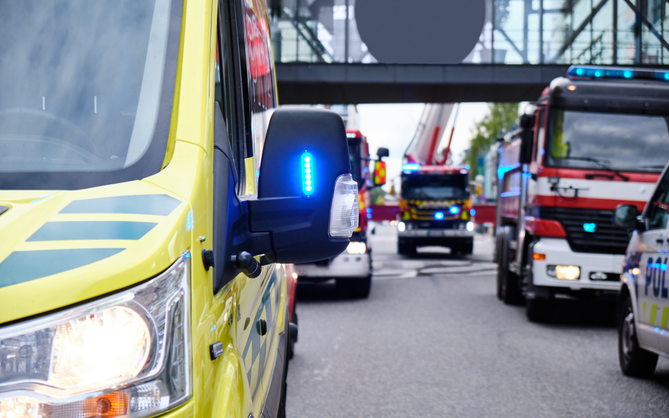 Ambulanssi ja paloautoja onnettomuuspaikalla Länsi-Uudellamaalla