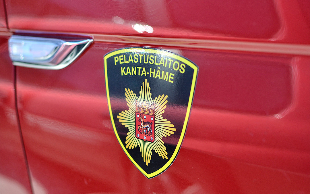 Kanta-Hämeen pelastustoimen tunnus auton ovessa.