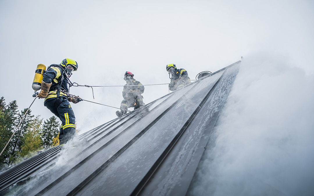 Pelastajaopiskelijoita työskentelemässä rakennuksen katolla.