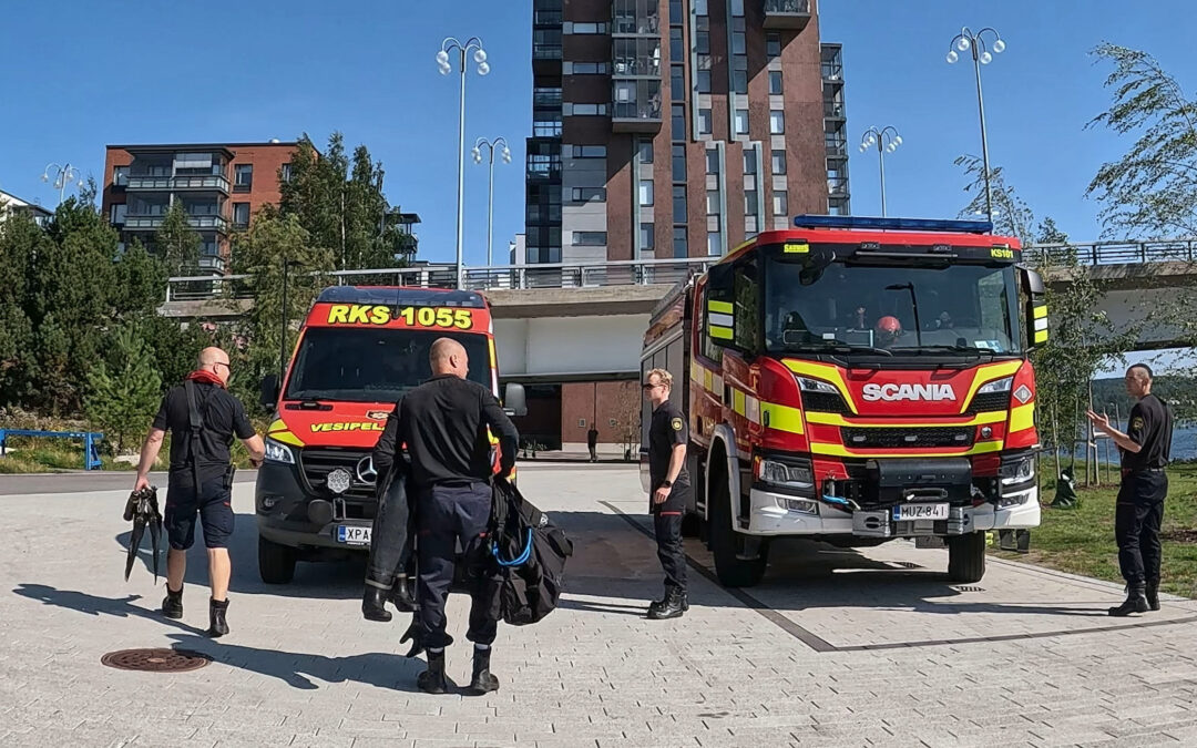 Keski-Suomen pelastuslaitoksen henkilöstöä pelastuslaitoksen autojen edessä